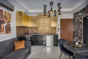 海若克利欧Royal Gold City Suites by Estia的厨房以及带沙发和桌子的客厅。