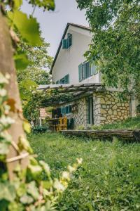 陶波尔曹HillSide Gasthaus 2 a Szent György-hegy lankáin的一座房子,有一座庭院,有一座建筑