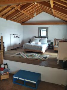 英雄港Casa da Lapa的一间卧室配有一张大床和一张蓝色的桌子