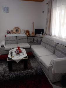 Shpija E AMEL (Sweet Guest House)的客厅配有沙发和桌子