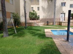 Apartamento con piscina内部或周边的泳池