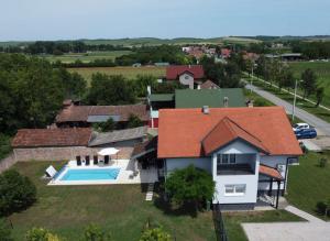 KaranacVilla Sorella Baranja的享有带游泳池的房屋的空中景致
