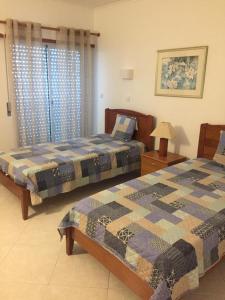 阿尔布费拉Onda Verde的一间卧室设有两张床和窗户。