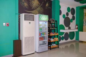 达沃市Go Hotels Lanang - Davao的一间杂货店,里面装有冰箱