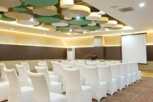 达沃市Go Hotels Lanang - Davao的一间会议室,配有白色椅子和讲台