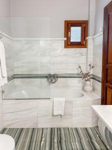 斯基亚索斯镇ClubOrsa Ourania's Mansion的白色的浴室设有浴缸和水槽。