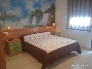 科雷利亚卡拉克酒店及餐厅的卧室配有一张床,墙上挂有绘画作品