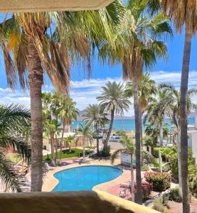 圣卡洛斯特塔卡维庄园酒店的从棕榈树度假村的阳台可以欣赏到风景