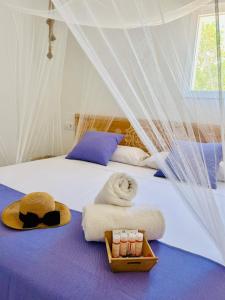 卡拉索纳Can Chumbera Formentera的一间卧室配有带帽子和毛巾的床