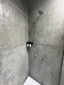 金巴亚Eco Hotel La Colina Mirador的带淋浴的浴室(带石墙)