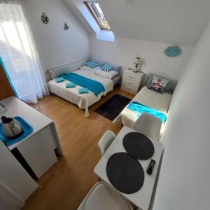 德兹维济诺Uuli的卧室享有高空美景,配有两张床和椅子