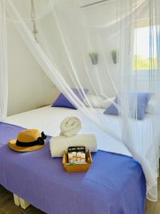 卡拉索纳Can Chumbera Formentera的一间卧室配有一张带天蓬的床