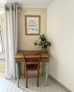 MouchampsLe 19 Rue **,Maison de charme proche du Puy du Fou的桌子,椅子,上面有植物