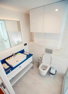 巴统Orbi City apartment with sea view的一间带卫生间、水槽和镜子的浴室