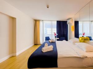 巴统Orbi City apartment with sea view的一间卧室配有一张大床和两条毛巾