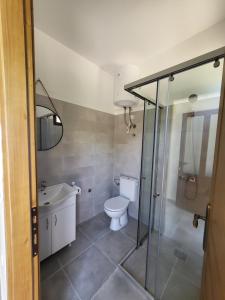 尤塔哈Arabela Bungalovi的浴室配有卫生间、盥洗盆和淋浴。
