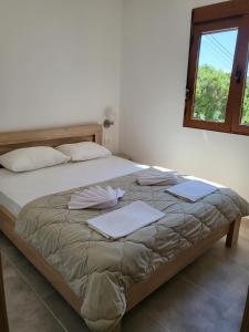 尤塔哈Arabela Bungalovi的卧室配有带枕头的大床和窗户。