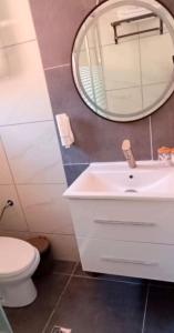 瓦若斯A & K Vacation House的浴室设有白色水槽和镜子
