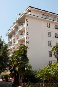 卢加诺Hotel Dischma - FREE BUS AND TRAIN TICKET的一边有标志的酒店