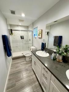 洛杉矶Chill Hostel的一间带水槽、卫生间和淋浴的浴室