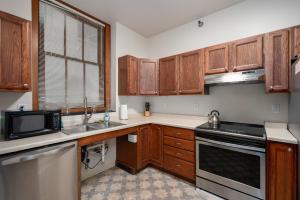 罗切斯特City Hall Recorder's Office的厨房配有木制橱柜和炉灶烤箱。