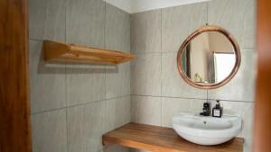 龙目岛库塔Nucifera Kuta Lombok的浴室设有白色水槽和镜子