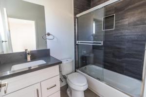 洛杉矶Ktown Homestay的浴室配有卫生间、盥洗盆和淋浴。