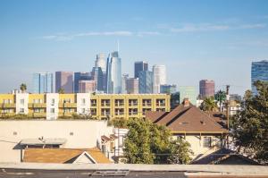 洛杉矶Ktown Homestay的享有城市天际线和高楼的景色