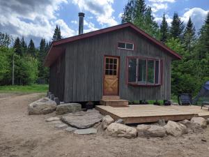 MaynoothMeadowlark Cabin #5的小屋设有门廊和门