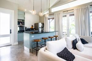 普拉纳维瑙Villa #32 - Blue Venao, Playa Venao的带沙发的客厅和厨房