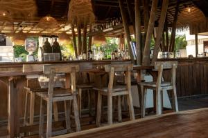 普拉纳维瑙Villa #35 - Blue Venao, Playa Venao的木柜台上带两个凳子的酒吧