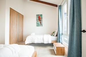 普拉纳维瑙Blue Venao PENTHOUSE APARTMENT B的一间卧室设有两张床和窗户。