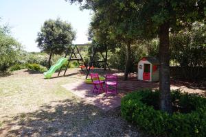 阿尔盖罗洛萨那别墅的游乐场配有2把粉红色的椅子和秋千