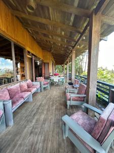 PoásCasa Monte Armadillo的一间设有粉红色沙发和桌子的等候室