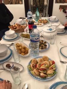 哈马马特DAR BELDI的餐桌,带食物盘和一瓶水