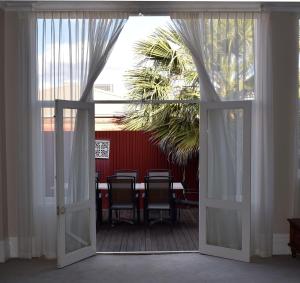 卡尔古利卡尔古利宫殿酒店的一间用餐室,配有桌椅,穿过门