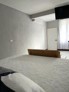 圣佩德罗拉拉古纳Habitacion privada Lamat I的一间卧室设有一张大床和一个窗户。