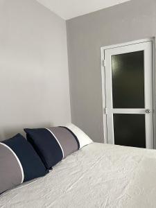 圣佩德罗拉拉古纳Habitacion privada Lamat I的一间卧室设有一张床和一个开放式门