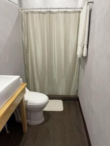圣佩德罗拉拉古纳Habitacion privada Lamat I的浴室配有卫生间、盥洗盆和淋浴。
