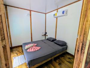 乌维塔Arboura Eco Cabins的一间卧室配有一张带两个枕头的床