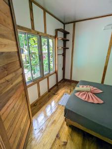乌维塔Arboura Eco Cabins的客房设有一张床、木地板和窗户。