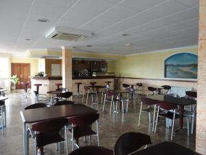 阿兰扎达布里萨酒店的一间在房间内配有桌椅的餐厅
