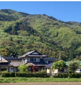 出云市出雲古民家の宿maemori的山前的一群房子