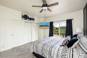 弗拉格斯塔夫New Flagstaff Adventure Getaway的一间卧室配有一张床和吊扇