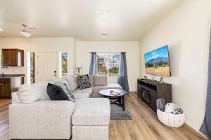 弗拉格斯塔夫New Flagstaff Adventure Getaway的客厅配有沙发和桌子