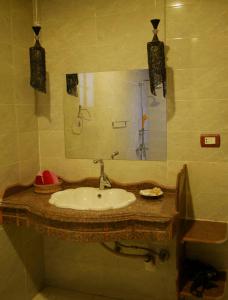 卢克索Villa Quiet Place的一间带水槽和镜子的浴室