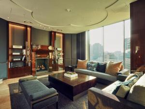首尔Crown Park Hotel Seoul Myeongdong的带沙发和壁炉的客厅