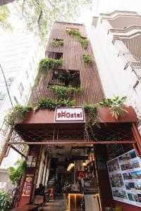 胡志明市9 Hostel and Bar的建筑物一侧有标志的商店