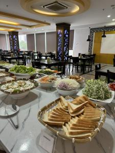 芽庄Happy Light Hotel Nha Trang的餐厅餐桌上的自助餐
