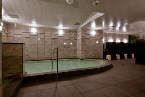 千叶Vessel Inn Chiba Ekimae的大楼内带热水浴池的浴池